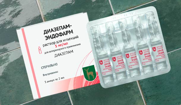 Упаковка таблеток на столе
