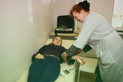 Врач проводит тестирование